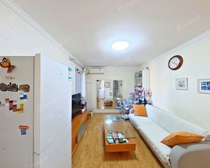 农光里 南北 两居 2011年建成 楼龄新 带车位