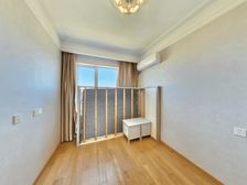 雅戈尔一号 视野开阔 三室两厅 房东诚心出售 好楼层 临轻轨