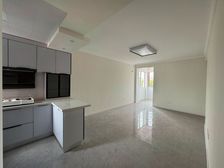 金丰小区 中间楼层采光好 近医院 临 南北通透 商品住宅