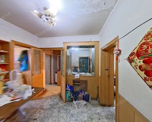 新上,地铁5+10号线石榴南里优质两居室,位置好 楼龄新