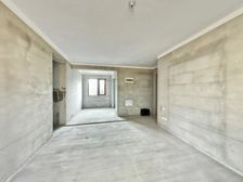 新小区,人车分流设计 小区内有儿童游乐场,塑胶跑道