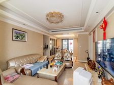 近地铁,中芯位置 高区东边套 主卧正对小区景观 有车位 。