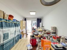 此房位于小区前排,门口较近,2021年的房龄 ,一梯两户