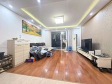 紫晶南园中间楼层的二室二厅坐北朝南温馨精致,送南北阳台满5年