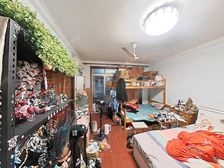 静安区,一楼带天井,房东诚心出售,上下楼方便