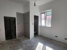 大学路范围内 一室一卫 老别墅一间 一楼 靠近 车站