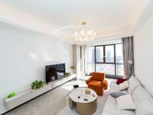 地铁线小区 开间朝南,小区前排 ,随时看房。拎包入住品质房