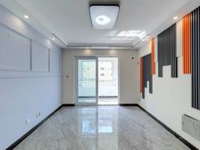 出则繁华(地铁口),入则宁静(高楼层精装宅),次新小区。诚售