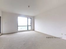 东城郡全新毛坯大四房,位置是小区醉好的,看房有钥匙