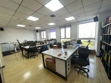 东四环 金长安 大成国际中心 332平复式精装遗留带家具出租