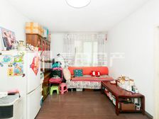 北有龙潭公园 南有护城河