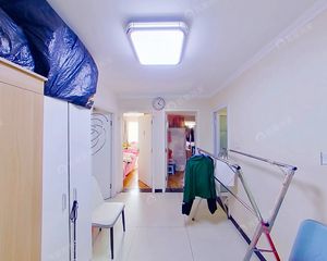 新上两居【中心位置】【低楼层】全南热门户型对广场首付60万