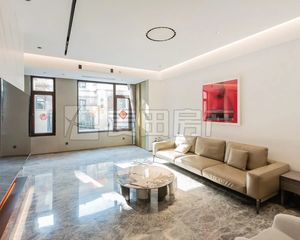 下叠别墅 全新装修 保养不错 带两个车位 可谈价格 拎包住
