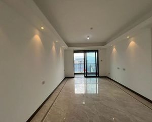 轻轨站和印象汇就在楼下,还有十足,早餐店铺,菜场