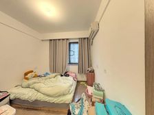 此房位于小区中庭位置,楼层属于中层,全天采光佳