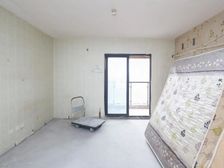 海尚壹品,顶楼带挑高小高层四房,业主着急卖,看房随时有钥匙。