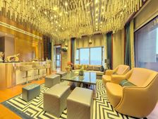 悦峰空中别墅 共3层 每层200平层高3.6米 高速电梯