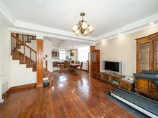 西郊华庭,稀缺东边套出售,满五年一套,看房联系中原小张有钥匙