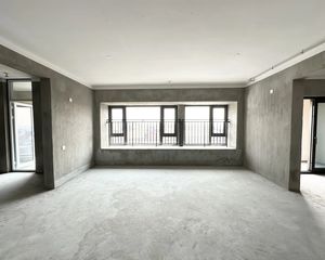 雅戈尔江上3室2厅2卫南朝向330.0万元/套出售