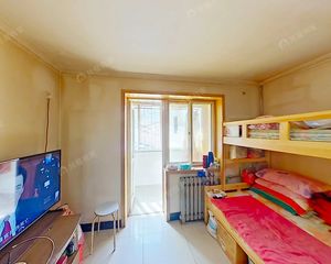 地铁200米 新上一居 一层半 满五年 楼龄新看房随时