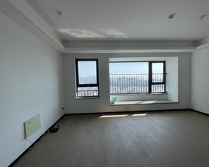 万科未来广场 双卫格局 临地铁 小三居 出行方便 次新房小港