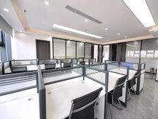 337平自家办公室出租精装全齐拎包入驻即可,顶楼电梯口