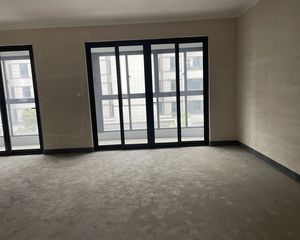 世茂中南璀璨云堤 中间楼层 正规商品房 南向采光好 近医院