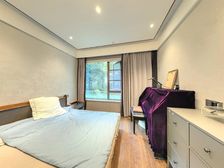 有一个大花园 四个房间朝南 三个卫生间 房东诚心卖