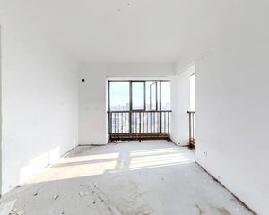 东湖花园三期,好楼层,房东诚心出售