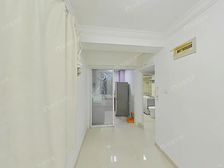 精装修一室一厅,带天井,边套全明,出入方便,诚心卖