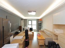 中央空调带地暖,南北通透。厅朝南户型