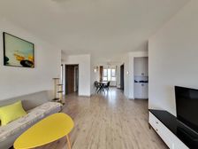 莱山三滩,小高层中间楼层,精装,业主急售。