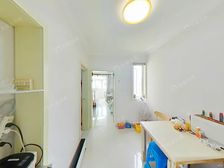 业主自住装修,看房随时,正儿八经花园位置,业主诚心出售。