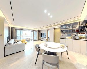 房子位置不错还有一个平台蛮大可以养花草休闲挺好的,