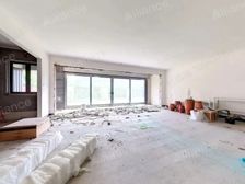 总高4层的一楼端户,花园450平米,出行便利,位置安静