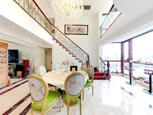 房子位置佳,采光没有任何遮挡,一线江景房。