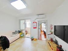 13号18号双轨交非底楼,出行方便,自住精装修,诚意出售可谈