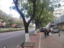 小区大门口位置靠大马路,人流量稳定周边成熟地段,双街面商铺出