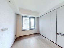 全新精装修房子,刚交付,绿化好,户型方正。