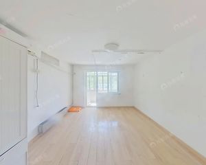 正南北通透 园林 地面 厨卫管道刚做完整体改造 环境好