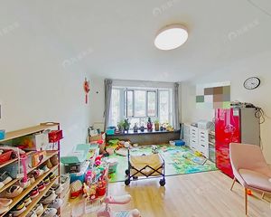 美然一层带院三居室,价格可谈 看房提前联系