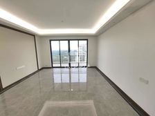 远离城市喧嚣,出则繁华,入则安静,门前可以钓钓鱼,房后种种菜