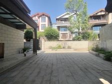 临湖好装独栋别墅,单层面积300平米。带大花园大露台