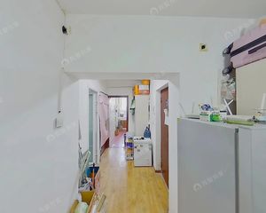 建材城西二里南北通透两居室,客厅朝南带阳台