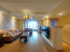 照母山轻轨口香港置地。威能地暖 日立空调 全屋品牌 房源保真