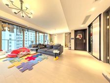 前后左右不靠马路 有车位 大横厅 中间楼层 东边户