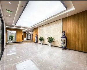 电梯口 整层豪华装修 户型方正 产权清晰 通上下水 不限业态