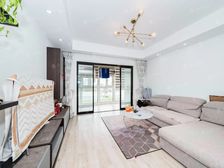 婚房装修全送,电梯高区两房,业主诚意卖,价格好谈,视野景观好