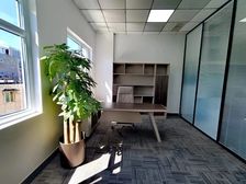 东四环 四惠东地铁 锦裕写字楼90平精装遗留带家具出租