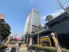 时代广场湖景 湖东CBD带隔断带家具 全新装修出租 拎包办公